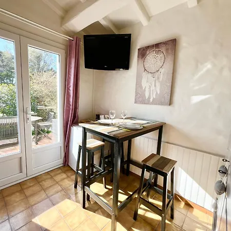 Bastide Du Levant - 50m - Rez De Jardin Bed and breakfast