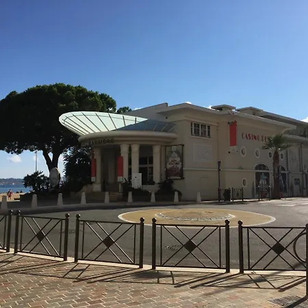 Bastide Du Levant - 50m - Rez De Jardin Bed and breakfast Sainte-Maxime