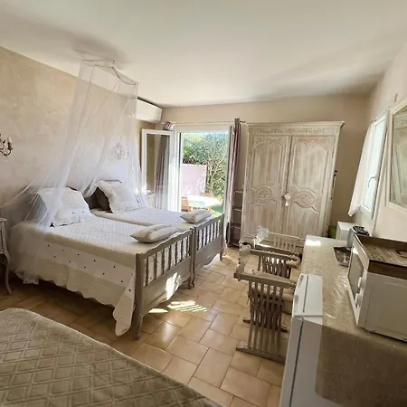 Bastide Du Levant - 50m - Rez De Jardin B&B 생트막시메