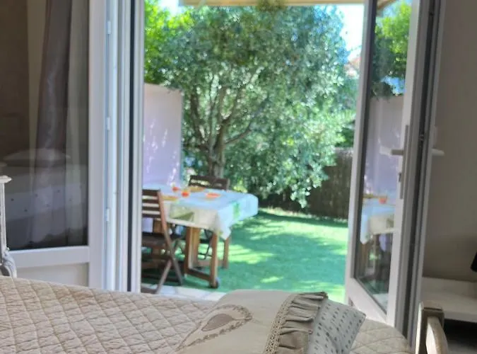 Bastide Du Levant - 50m - Rez De Jardin Bed & Breakfast