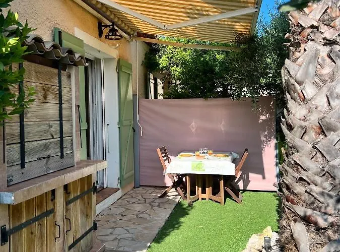 Bastide Du Levant - 50m - Rez De Jardin Bed & Breakfast