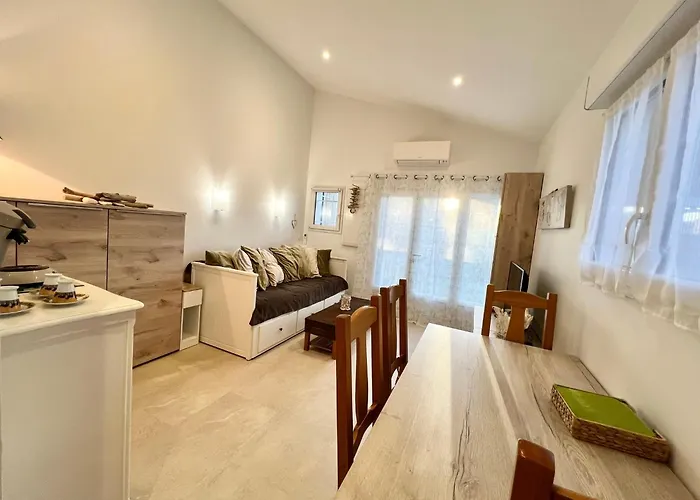Bastide Du Levant - 50m - Rez De Jardin Bed and breakfast Sainte-Maxime