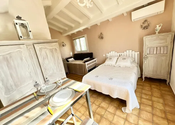 Bastide Du Levant - 50m - Rez De Jardin Bed and breakfast Sainte-Maxime