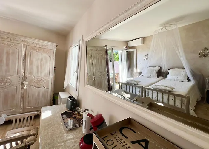 Bastide Du Levant - 50m - Rez De Jardin Bed and breakfast 2*